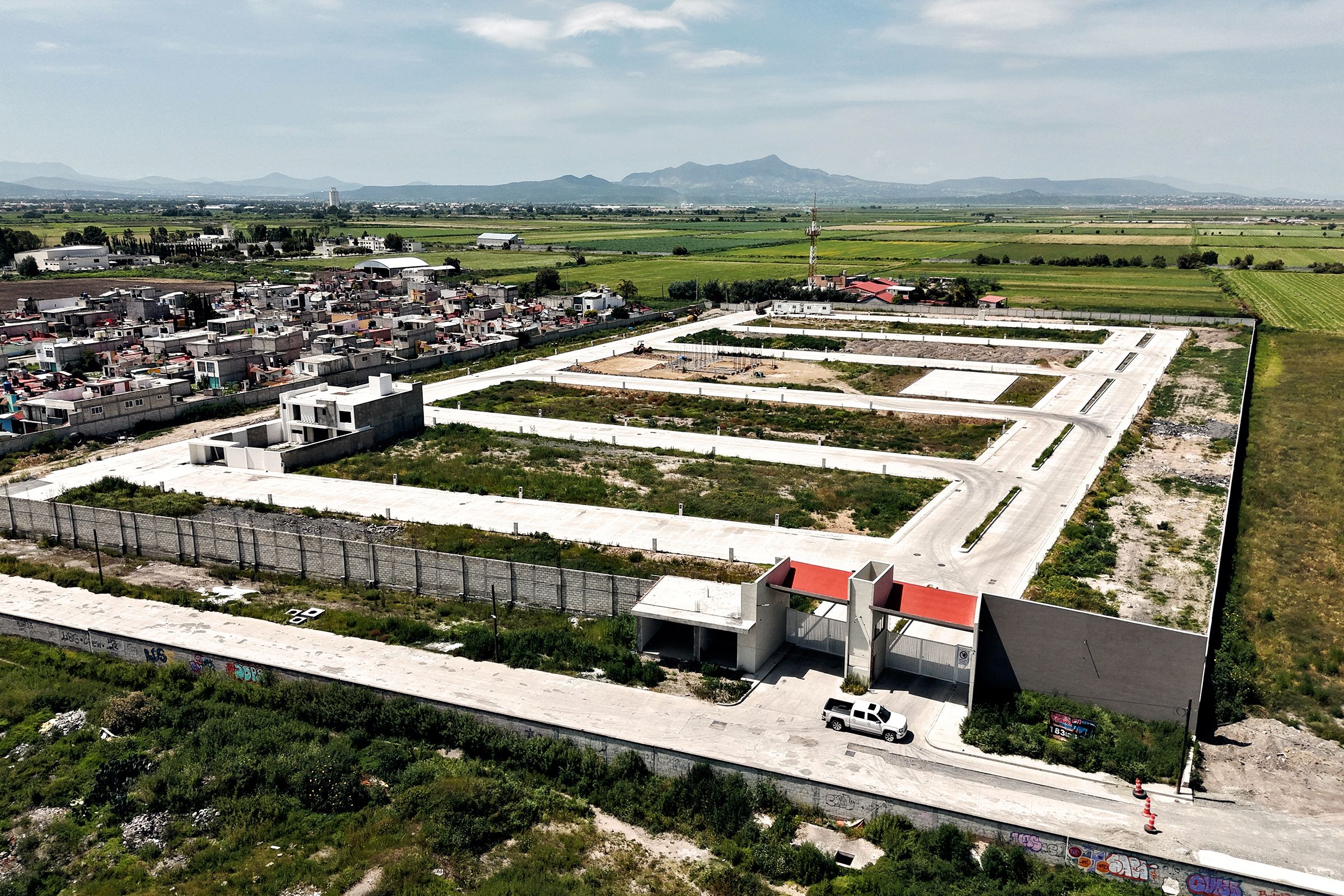 El acceso real con la caseta, desde el dron en julio de 2026