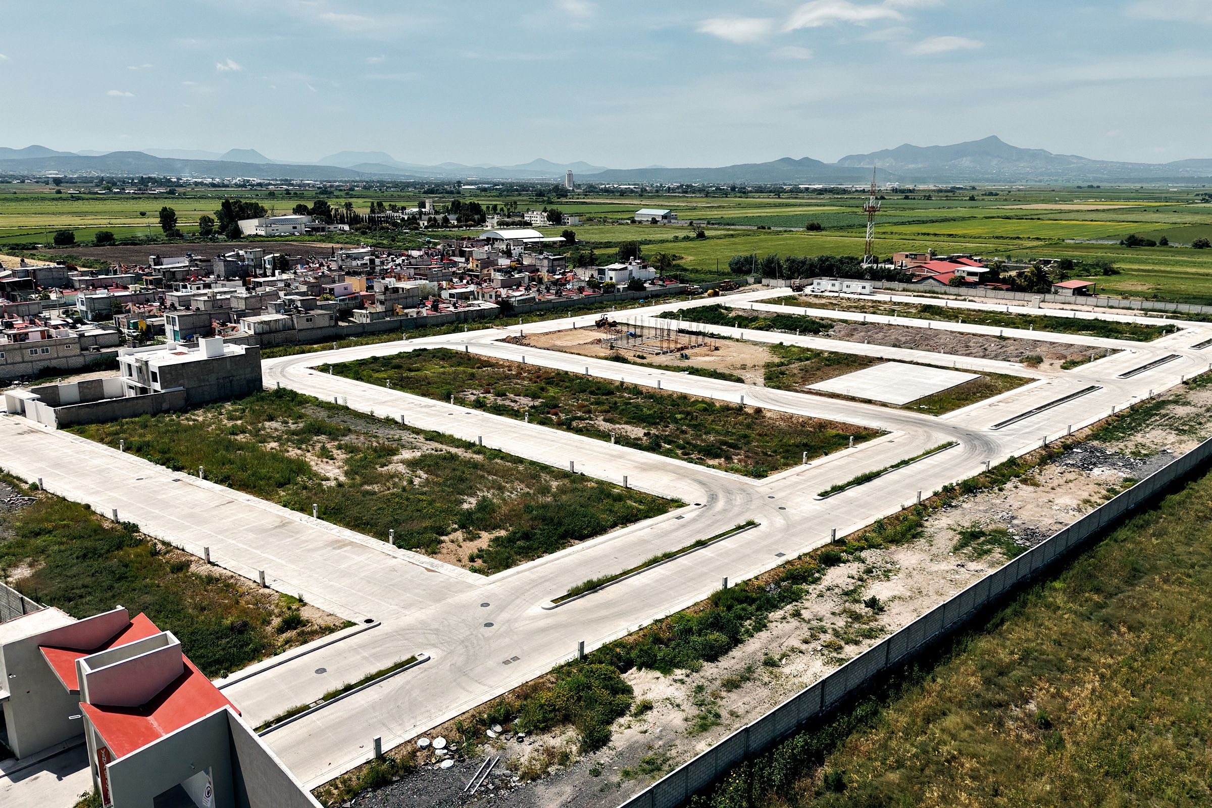 Las calles del fraccionamiento con la sierra al fondo