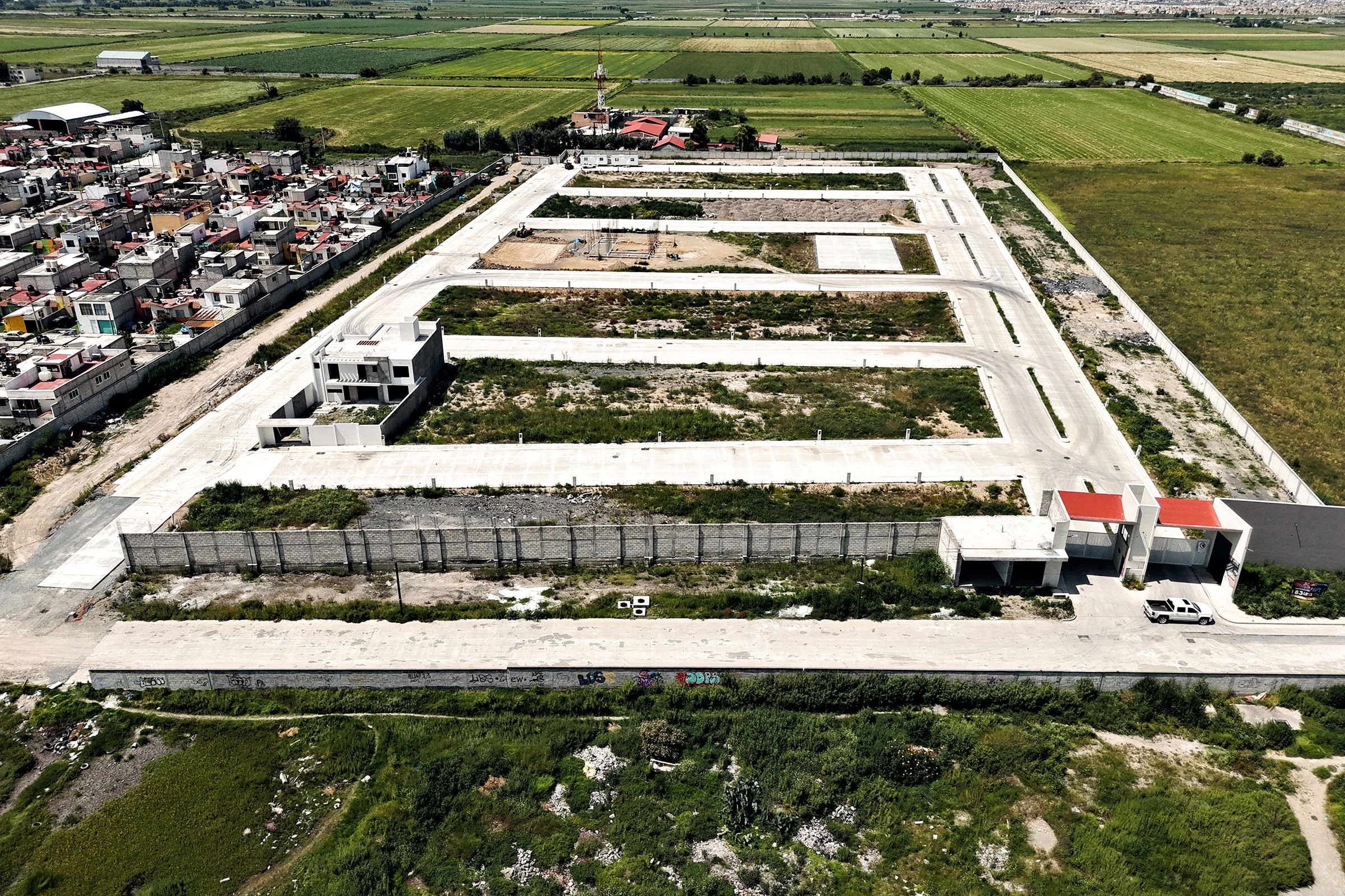 El Dorado desde el dron, julio de 2026: calles terminadas y la sierra al fondo