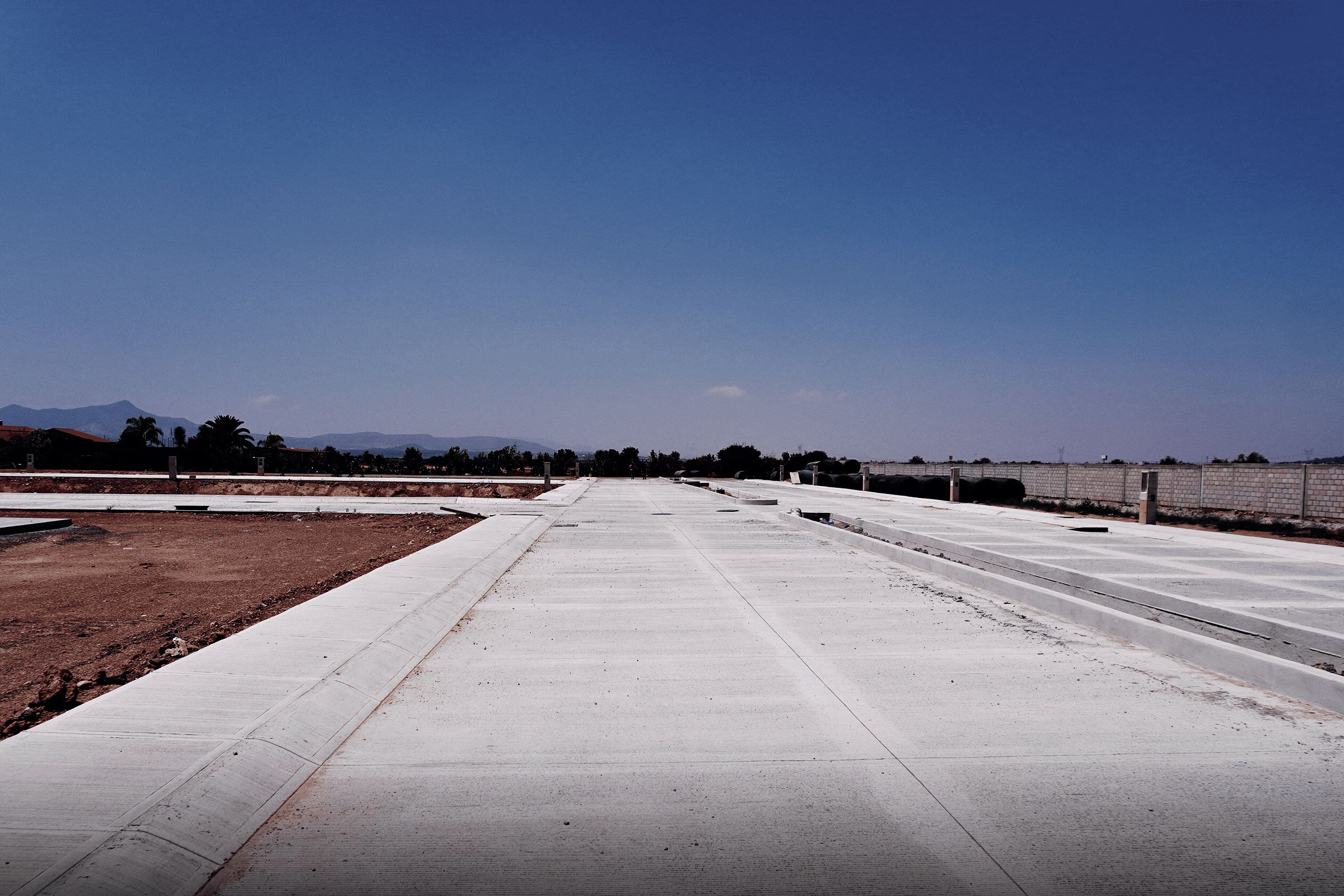 Calle larga de concreto hidráulico terminada