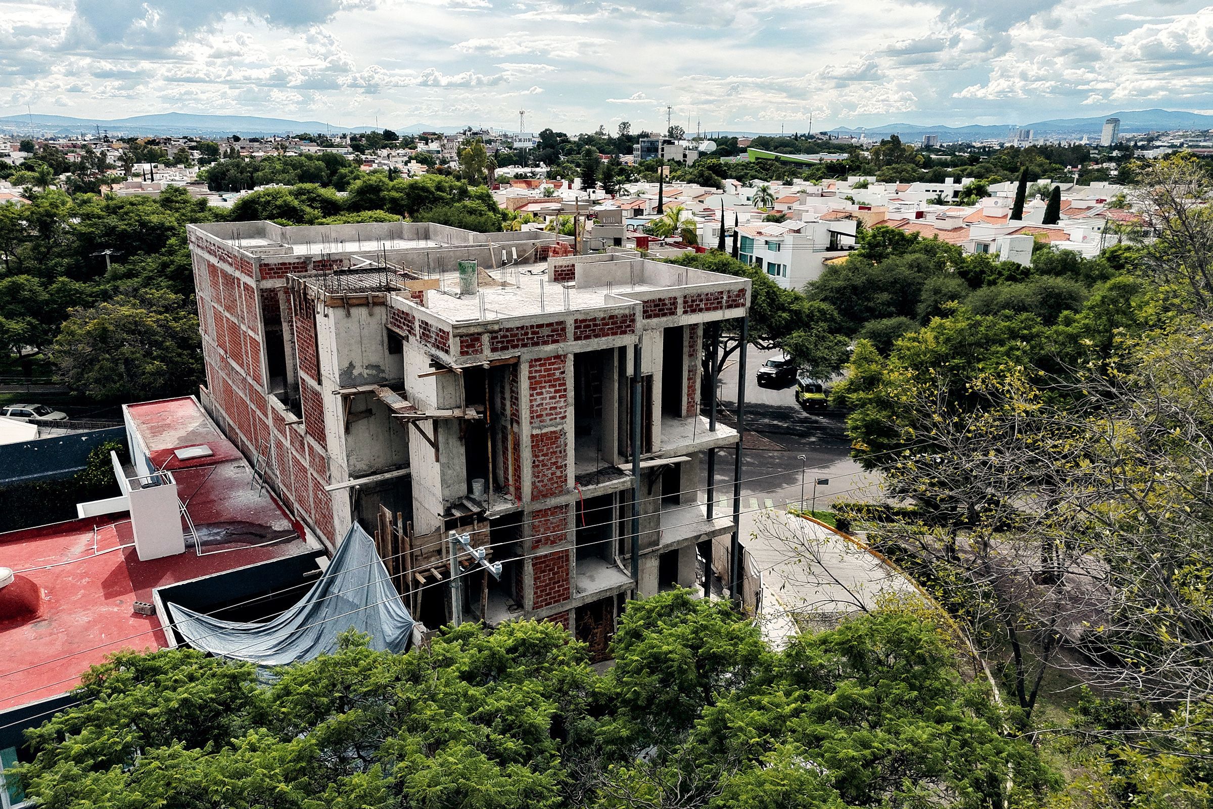 La parte posterior del edificio, con la estructura de la azotea