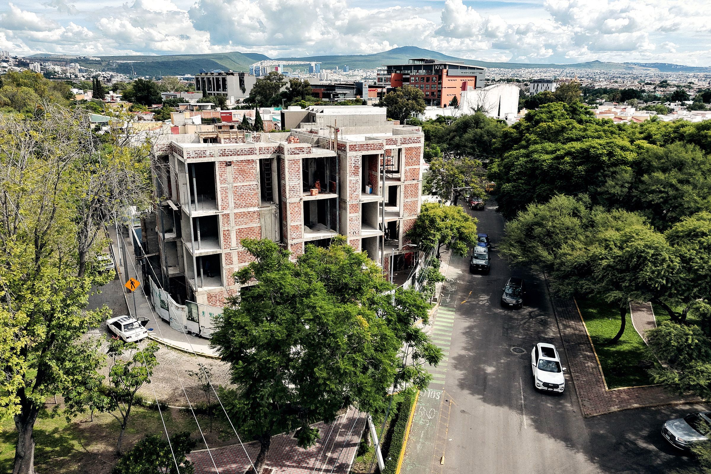 La obra vista desde Circuito Álamos, con la ciclovía