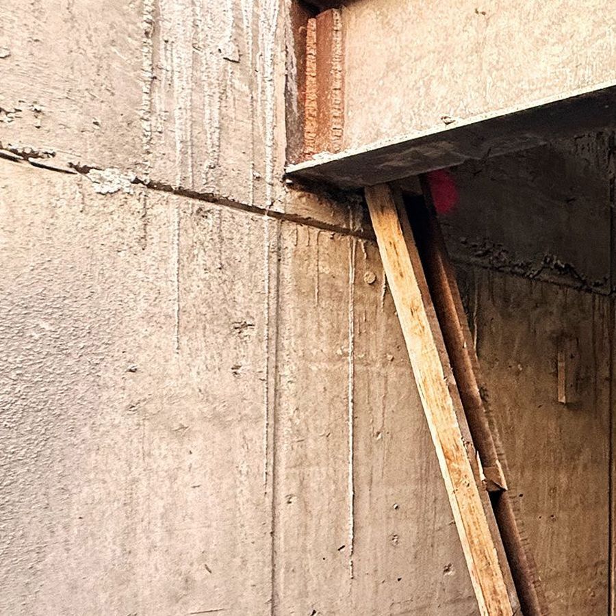 Acercamiento a muro de concreto con huella de cimbra