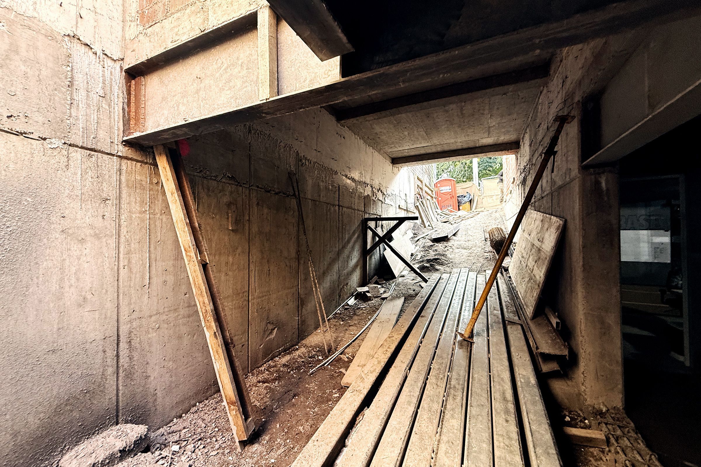 Pasillo de concreto con cimbra y luz al fondo