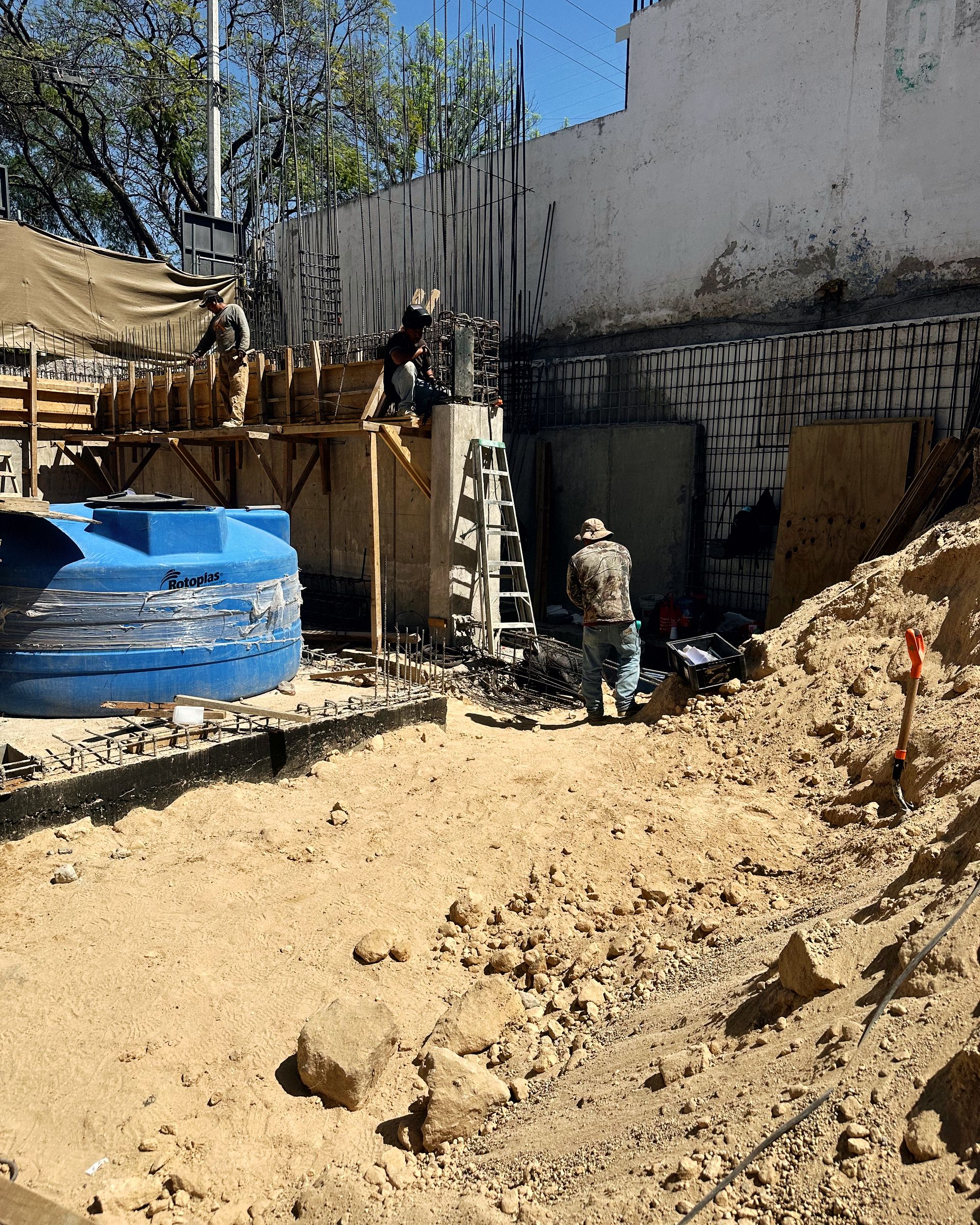 Trabajadores nivelando al fondo de la excavación