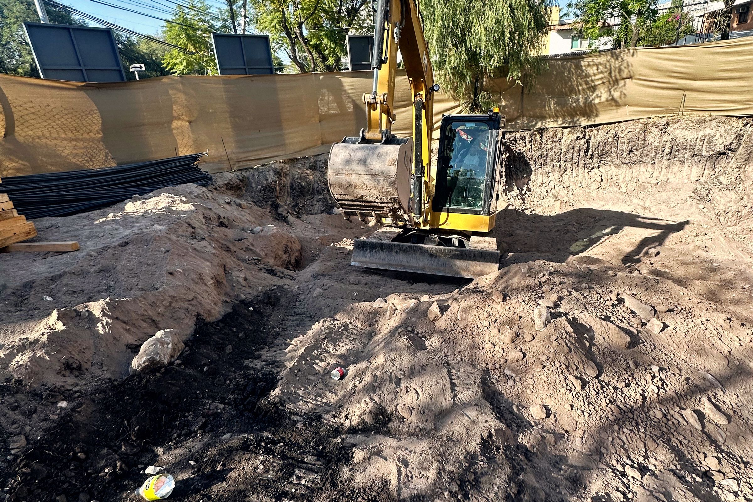 Excavadora abriendo el terreno