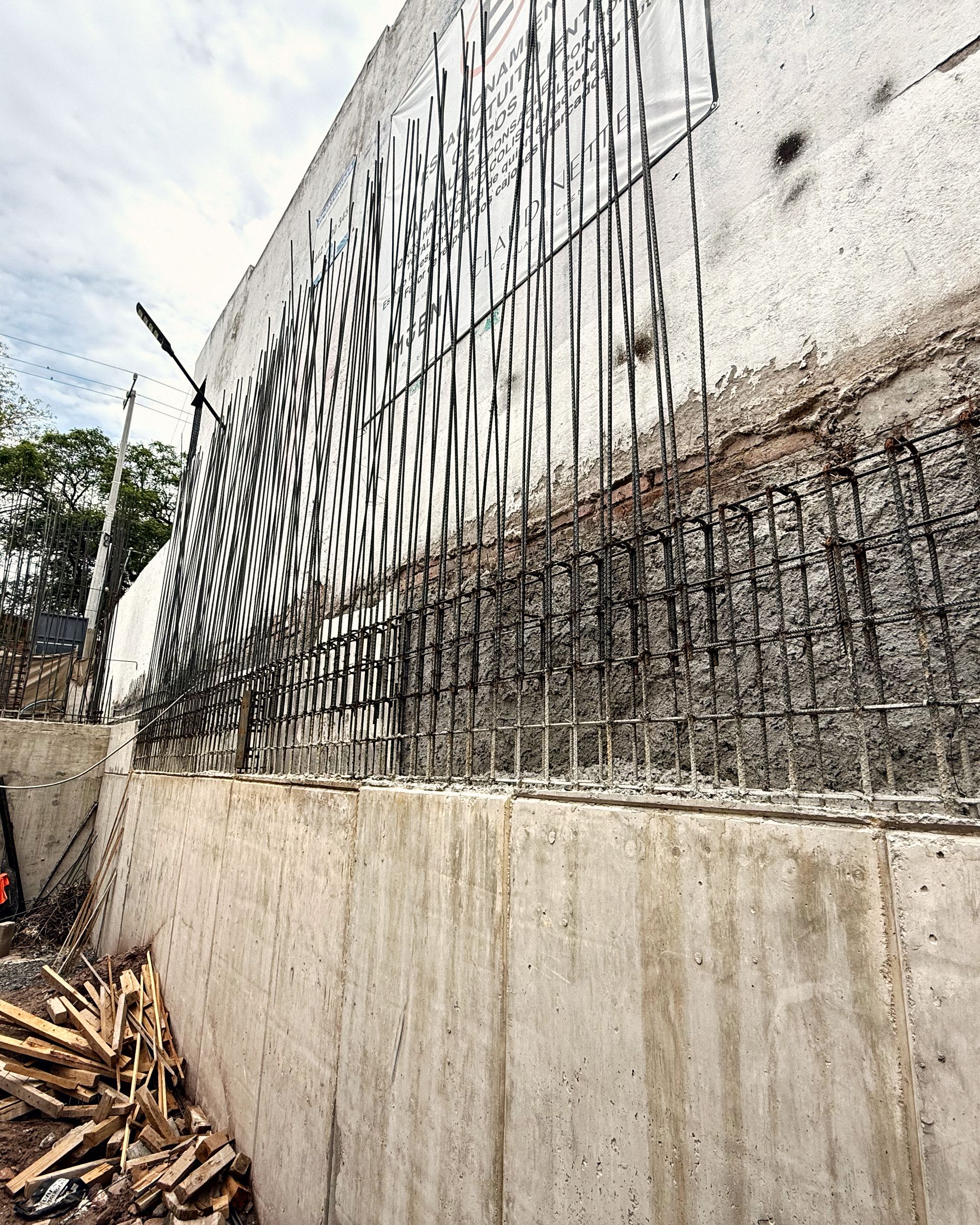Muro de contención colado con varillas de espera