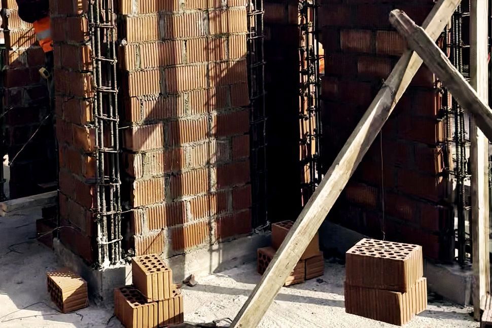 Muros de tabique de barro con castillos de acero