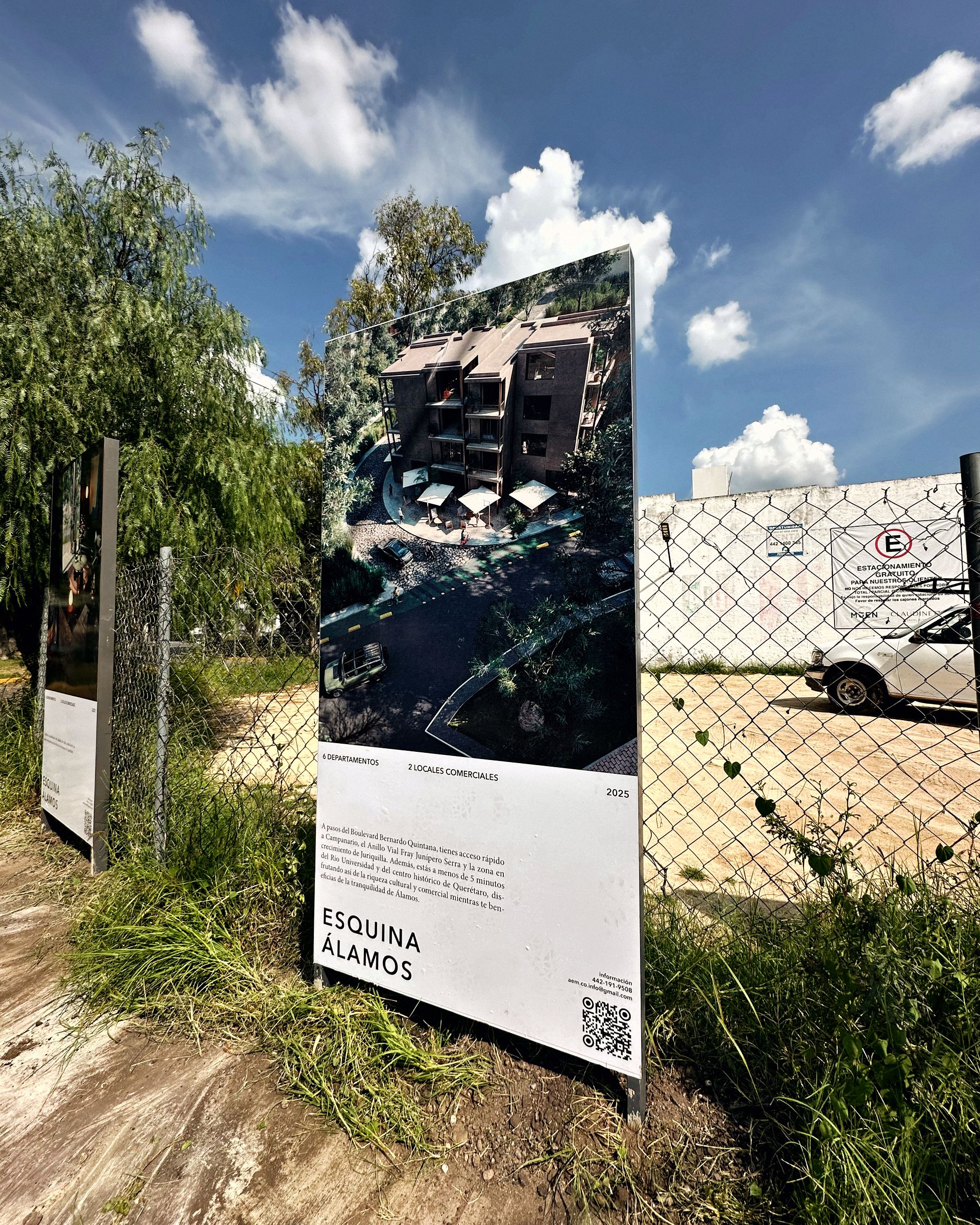El terreno baldío con las lonas del proyecto Esquina Álamos