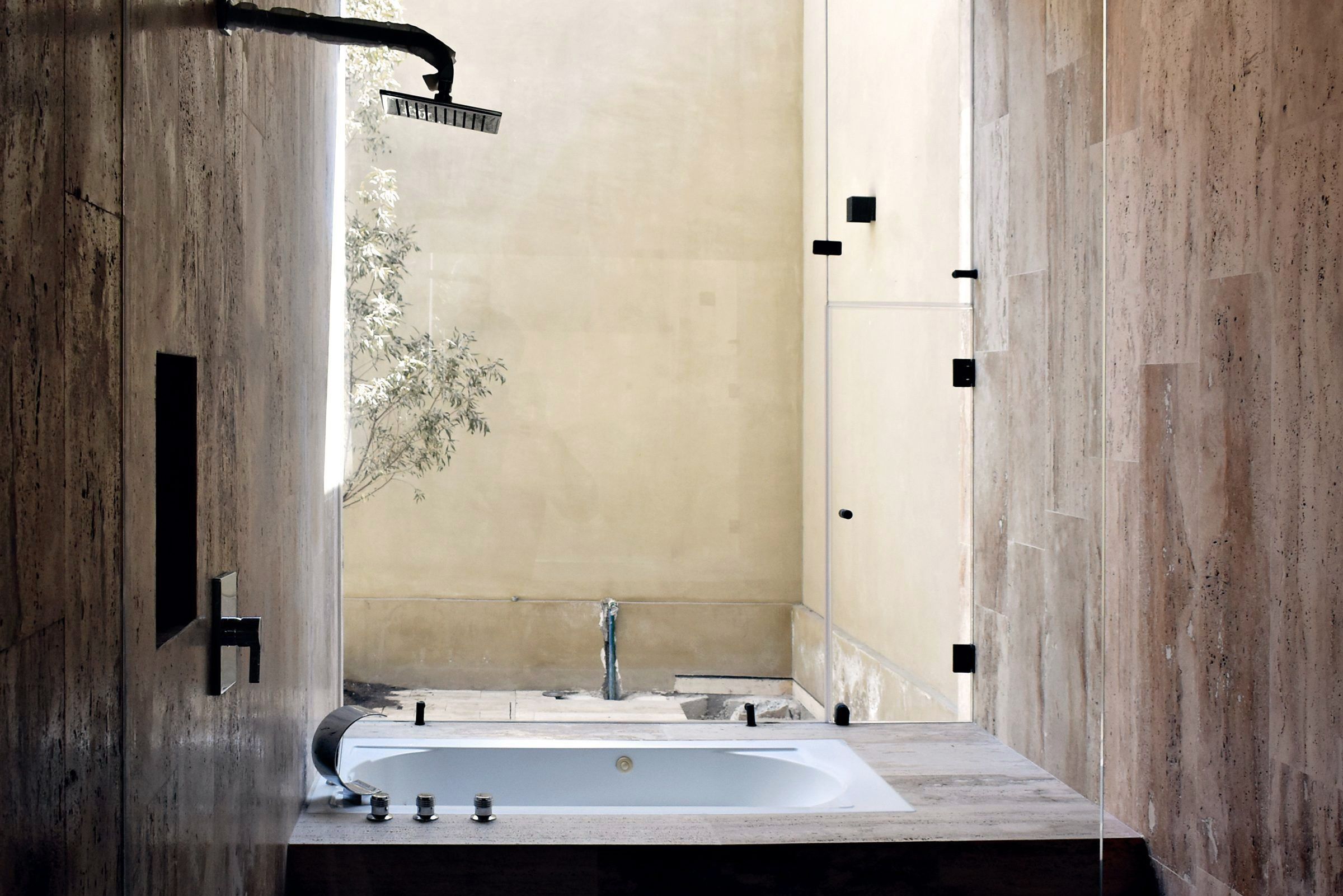 Baño spa con tina y travertino