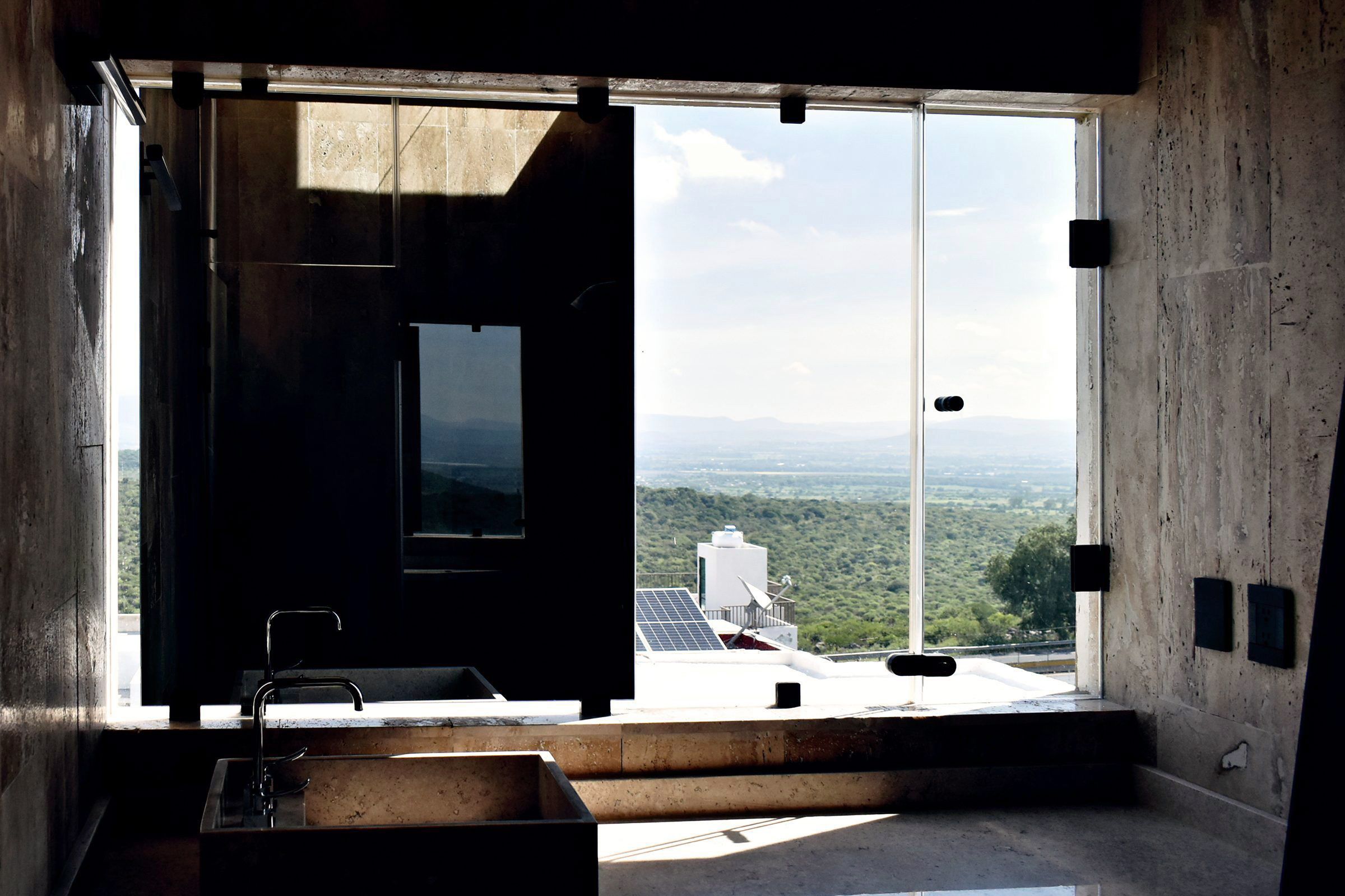 Baño con ventana al valle