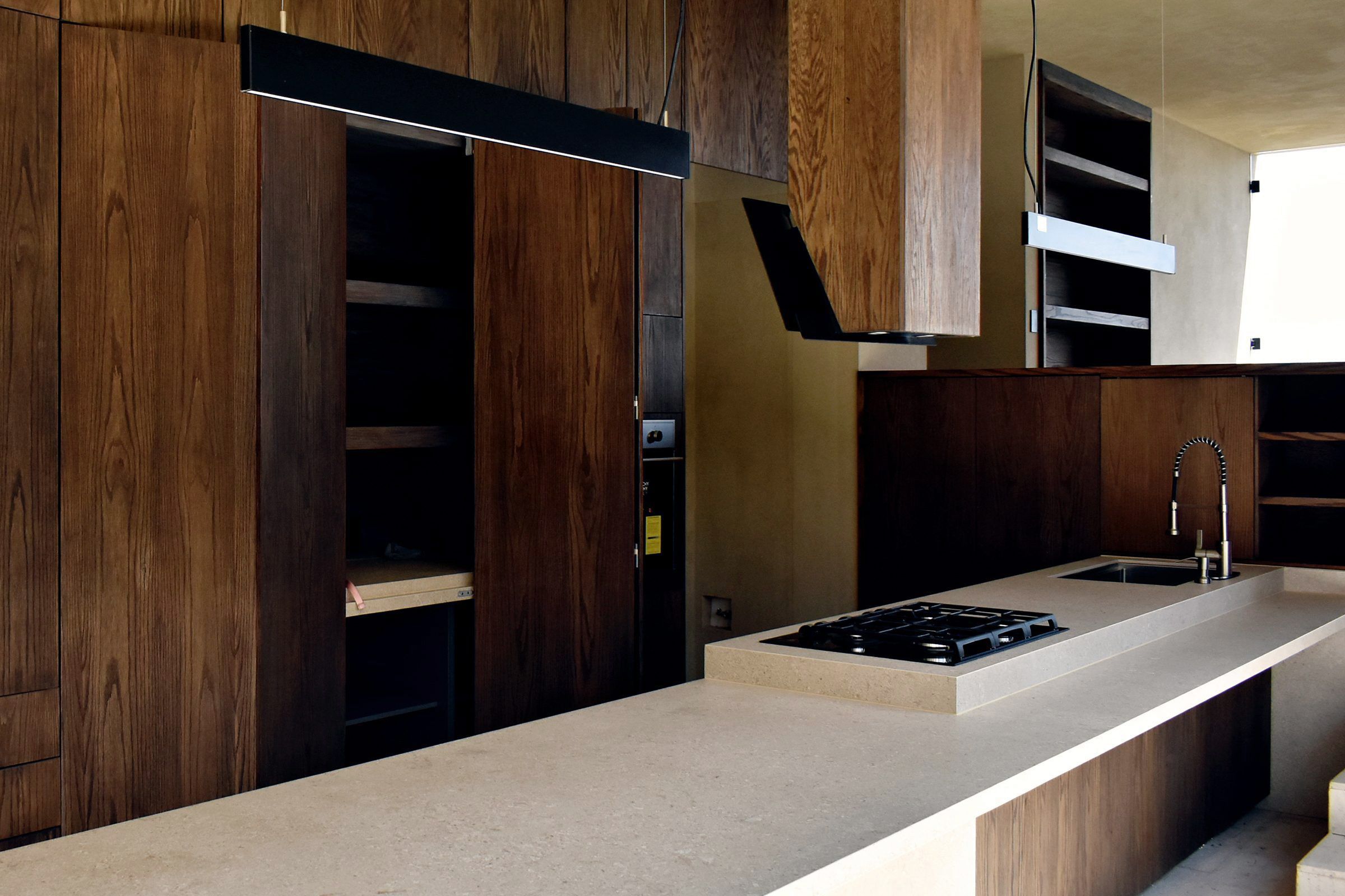 Cocina de madera con barra de cantera