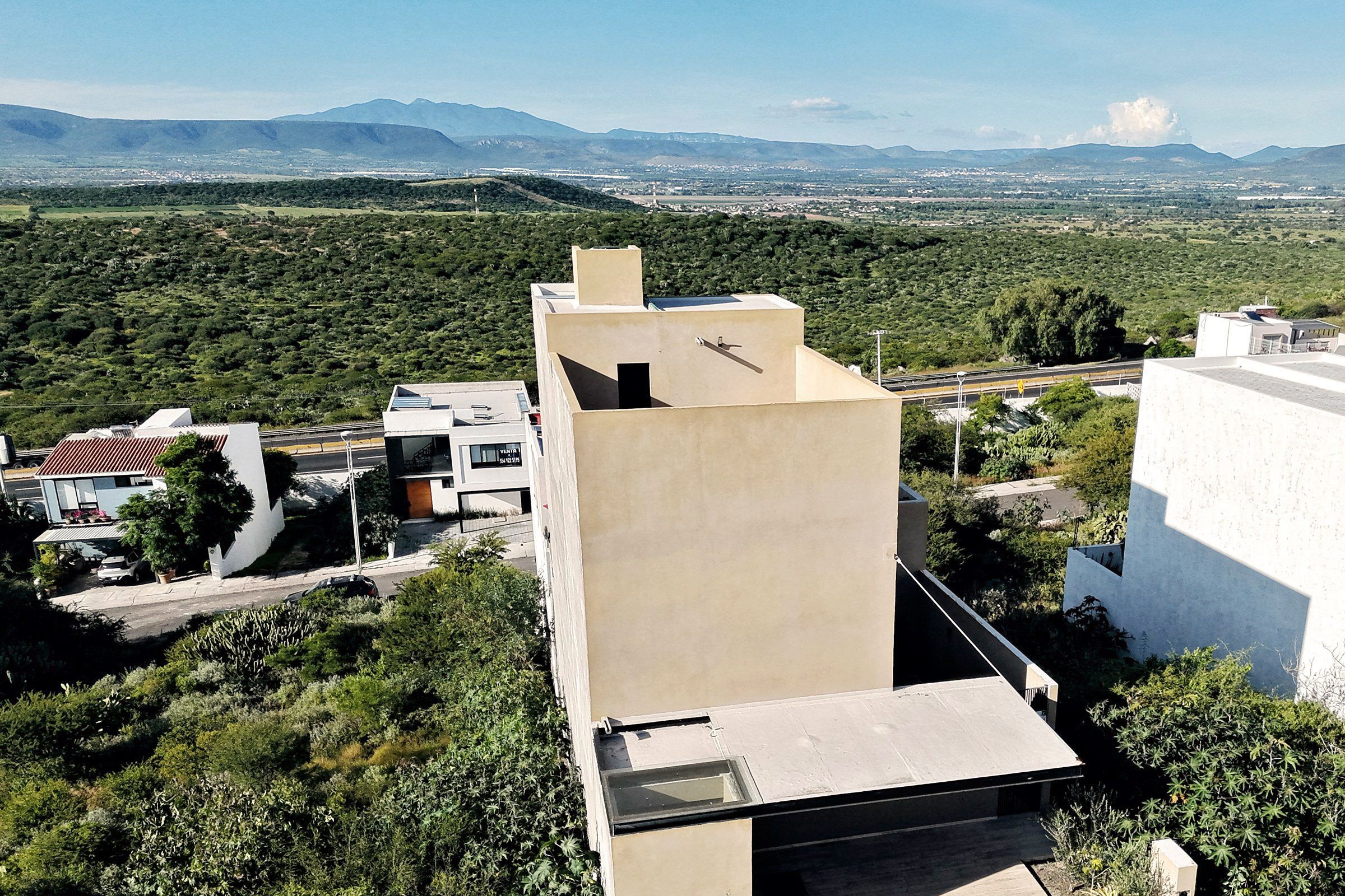 La casa contra el valle y la sierra, vista desde el dron