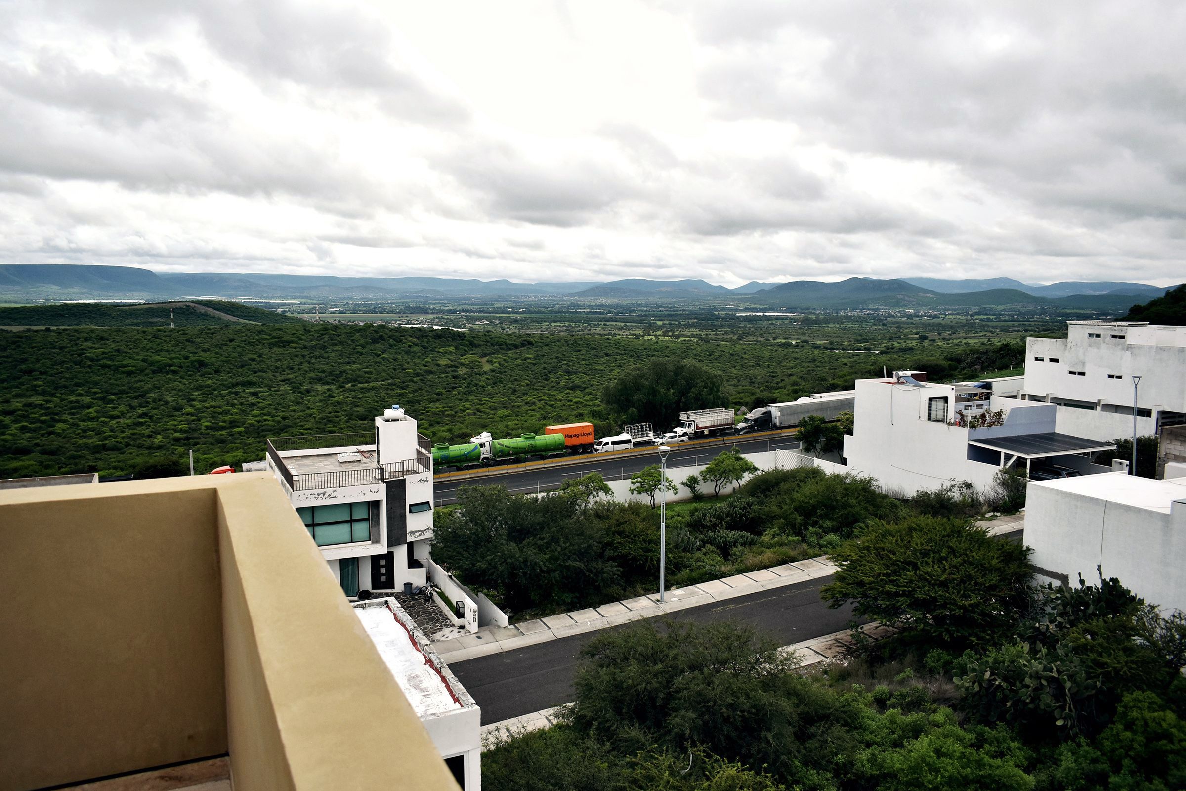 Vista al valle y la sierra desde la terraza