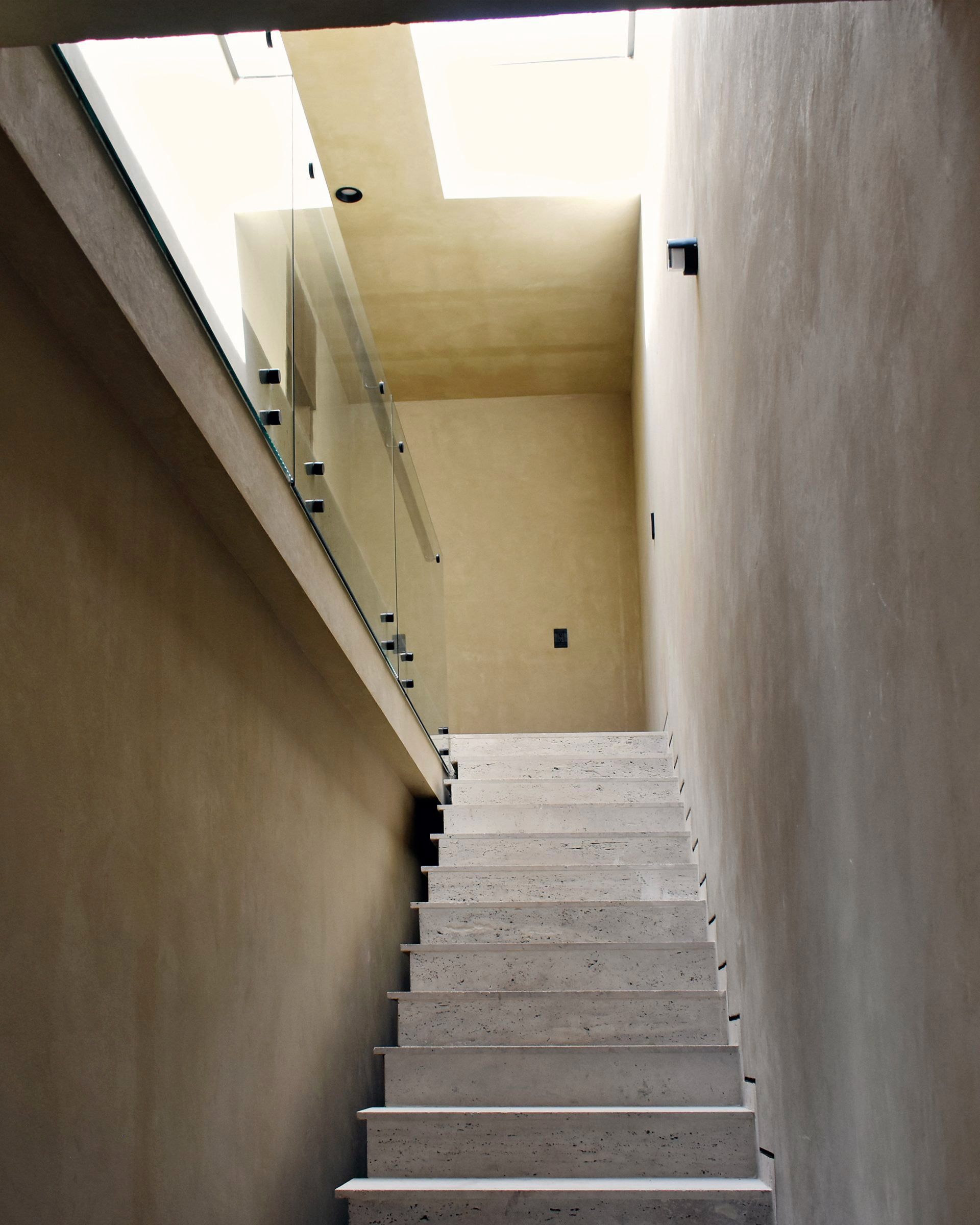 Escalera con tragaluz