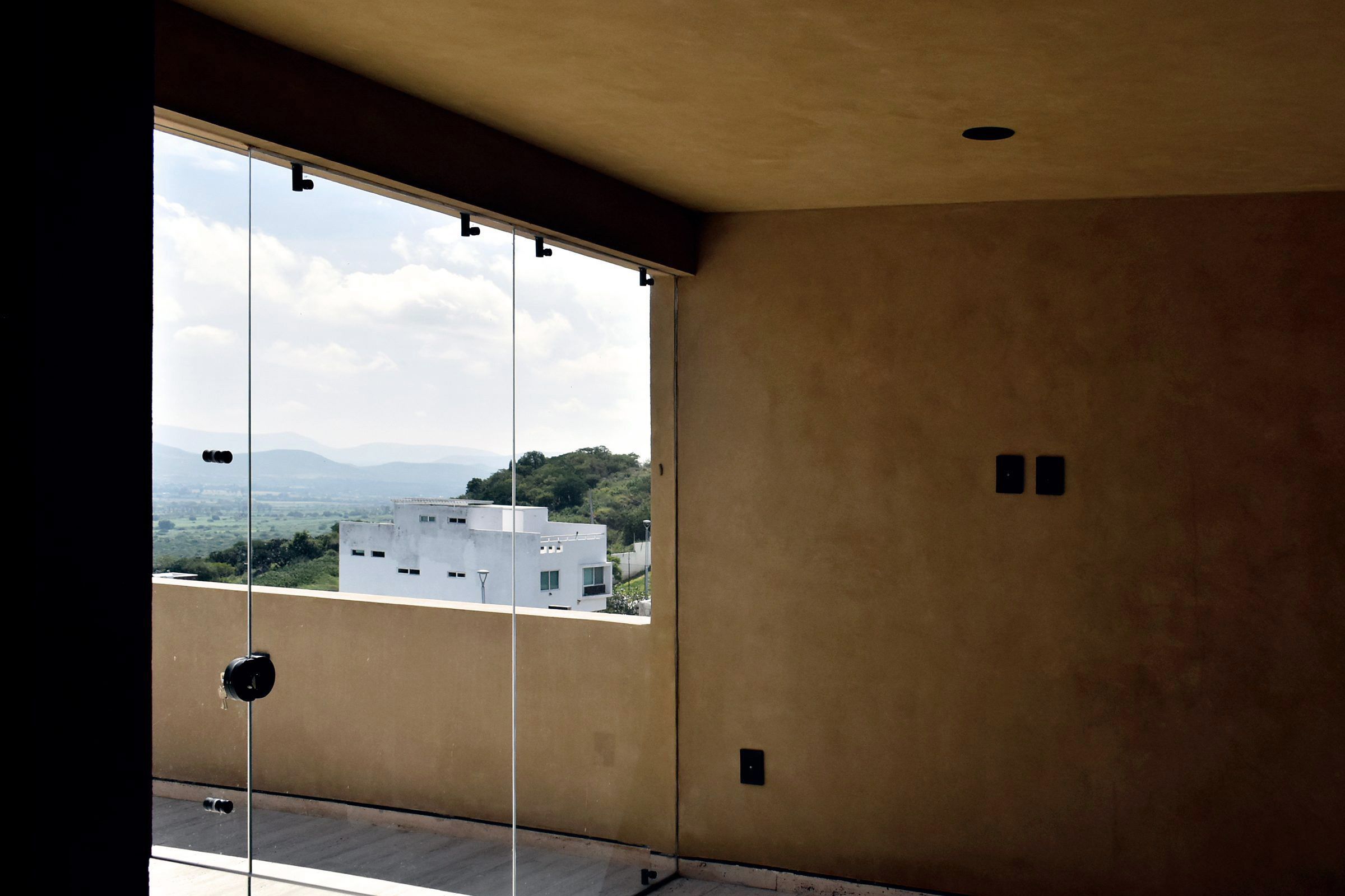 Recámara con ventana a la sierra