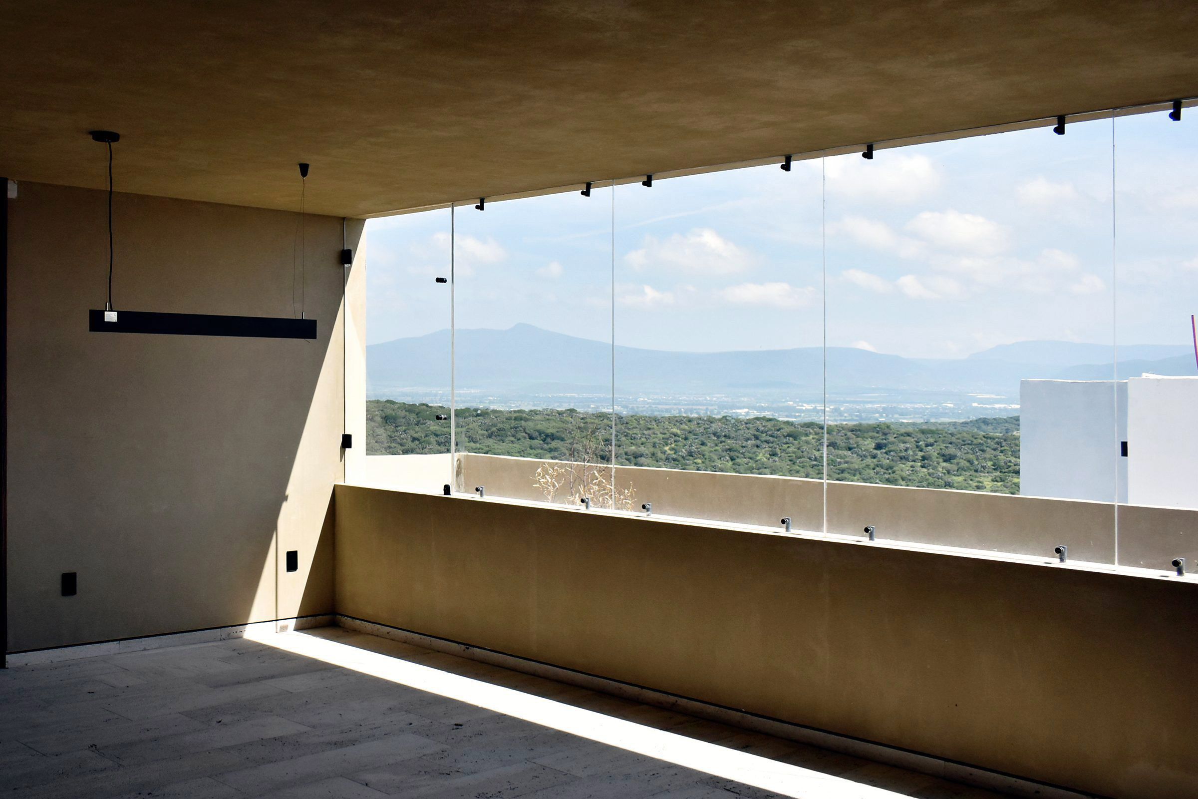 Estancia de Casa Ceiba 92 con ventanal abierto a la sierra
