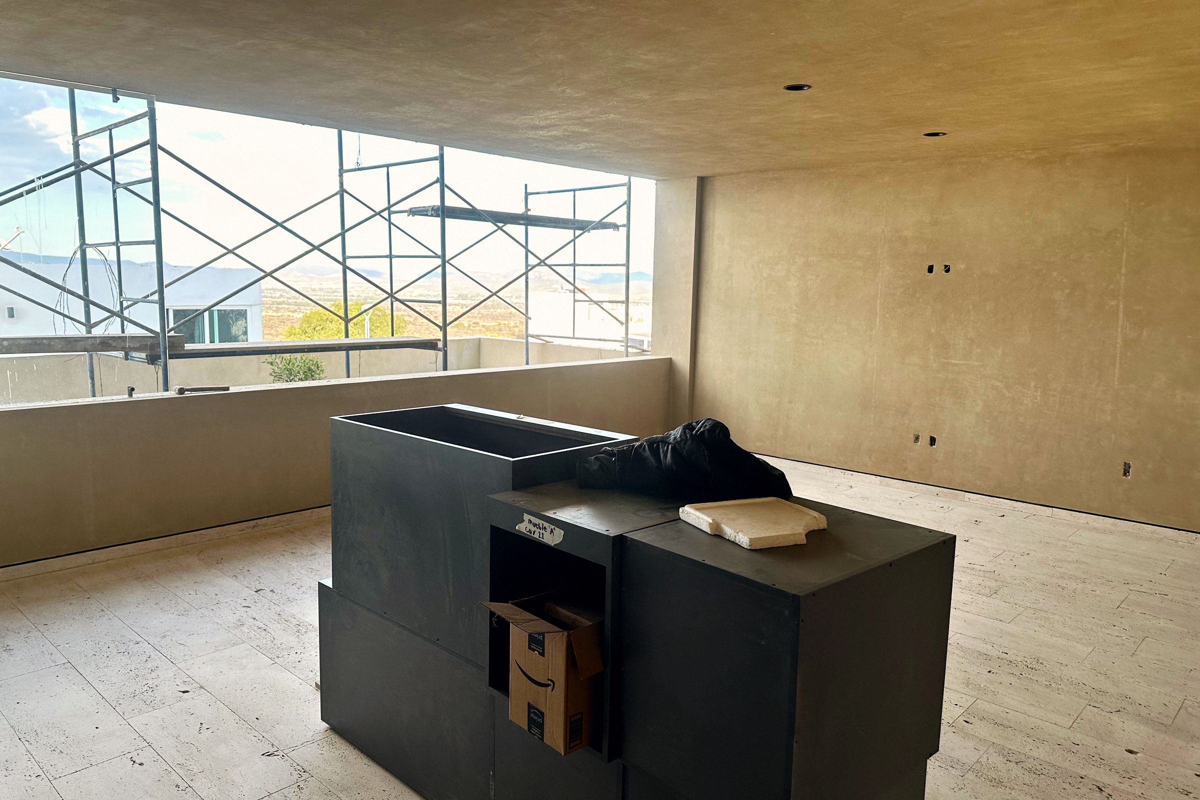 Cocina en instalación con andamio en la estancia