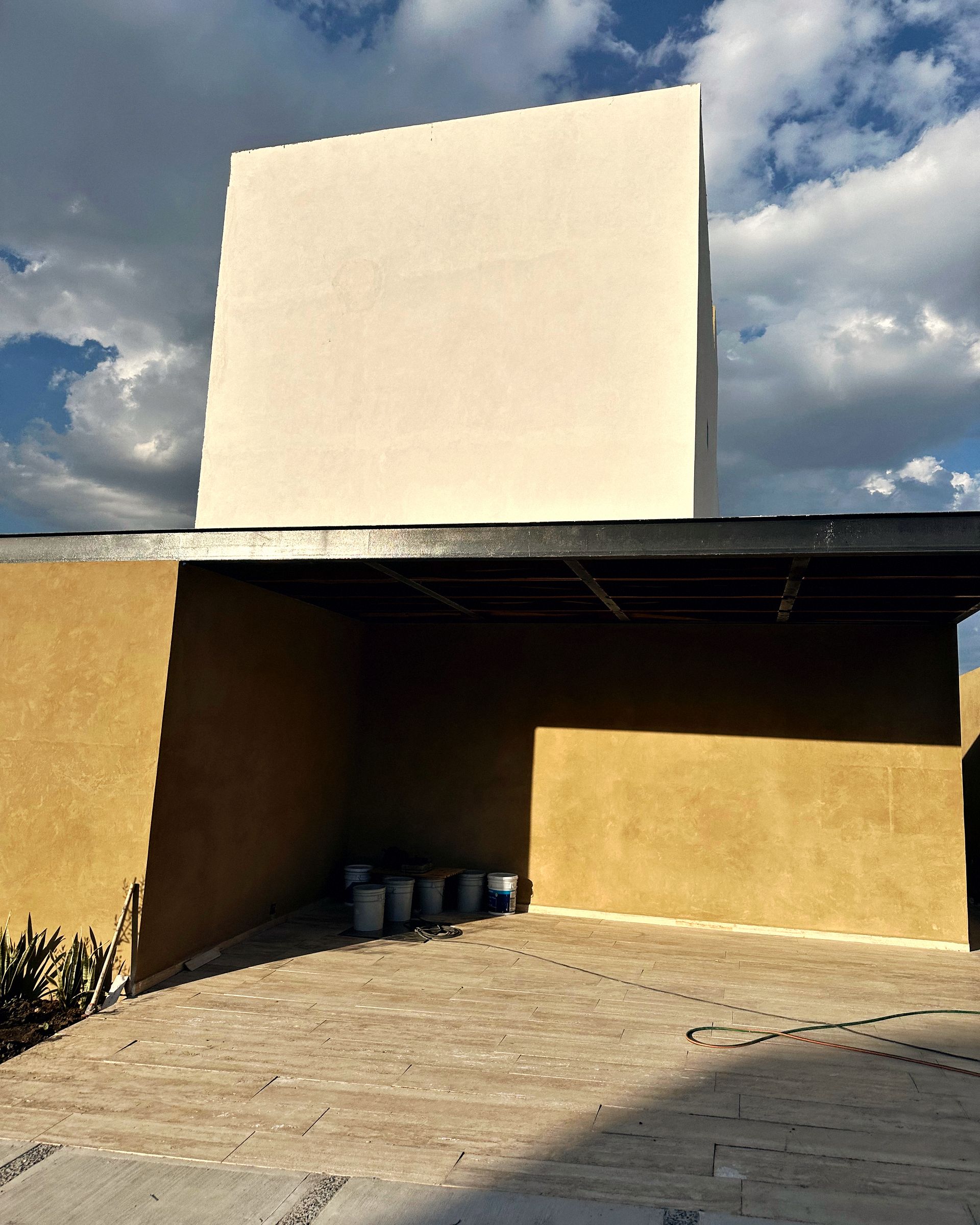 La fachada de la casa durante los acabados
