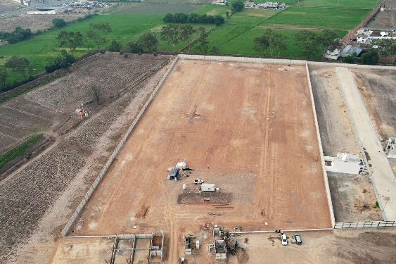 Vista aérea del terreno nivelado, rodeado de parcelas de cultivo