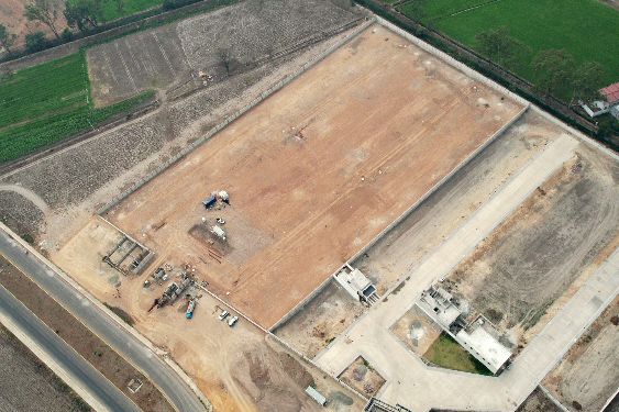 Vista aérea con la traza del acceso y las primeras construcciones