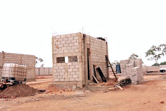 Muros de block de la caseta en obra negra