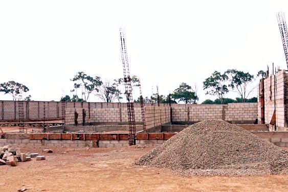 Castillos de acero y muros de block en obra