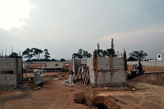 Muros de block y barda bajo cielo nublado