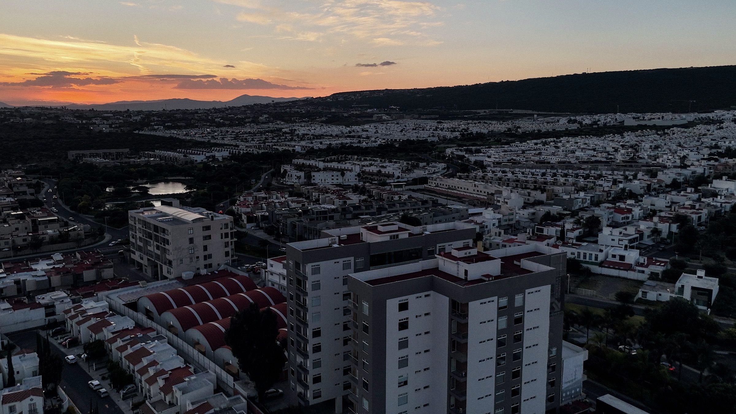Las torres al atardecer con la sierra recortada contra el cielo