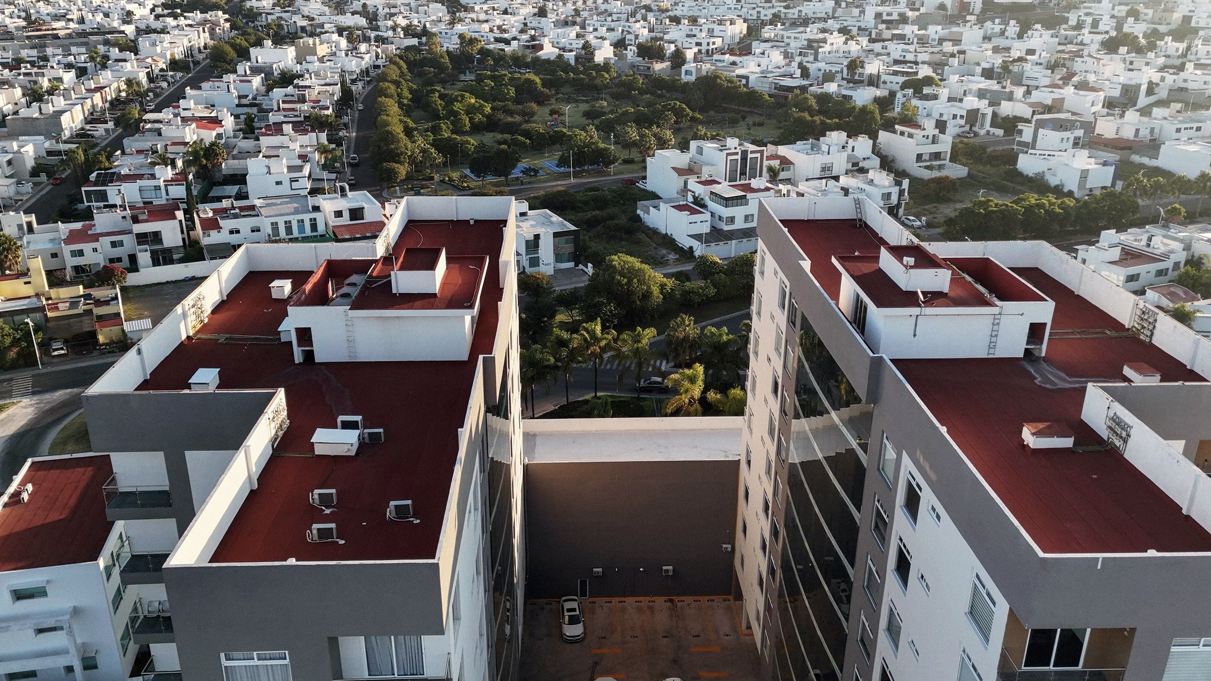 Las azoteas de las torres con El Refugio detrás