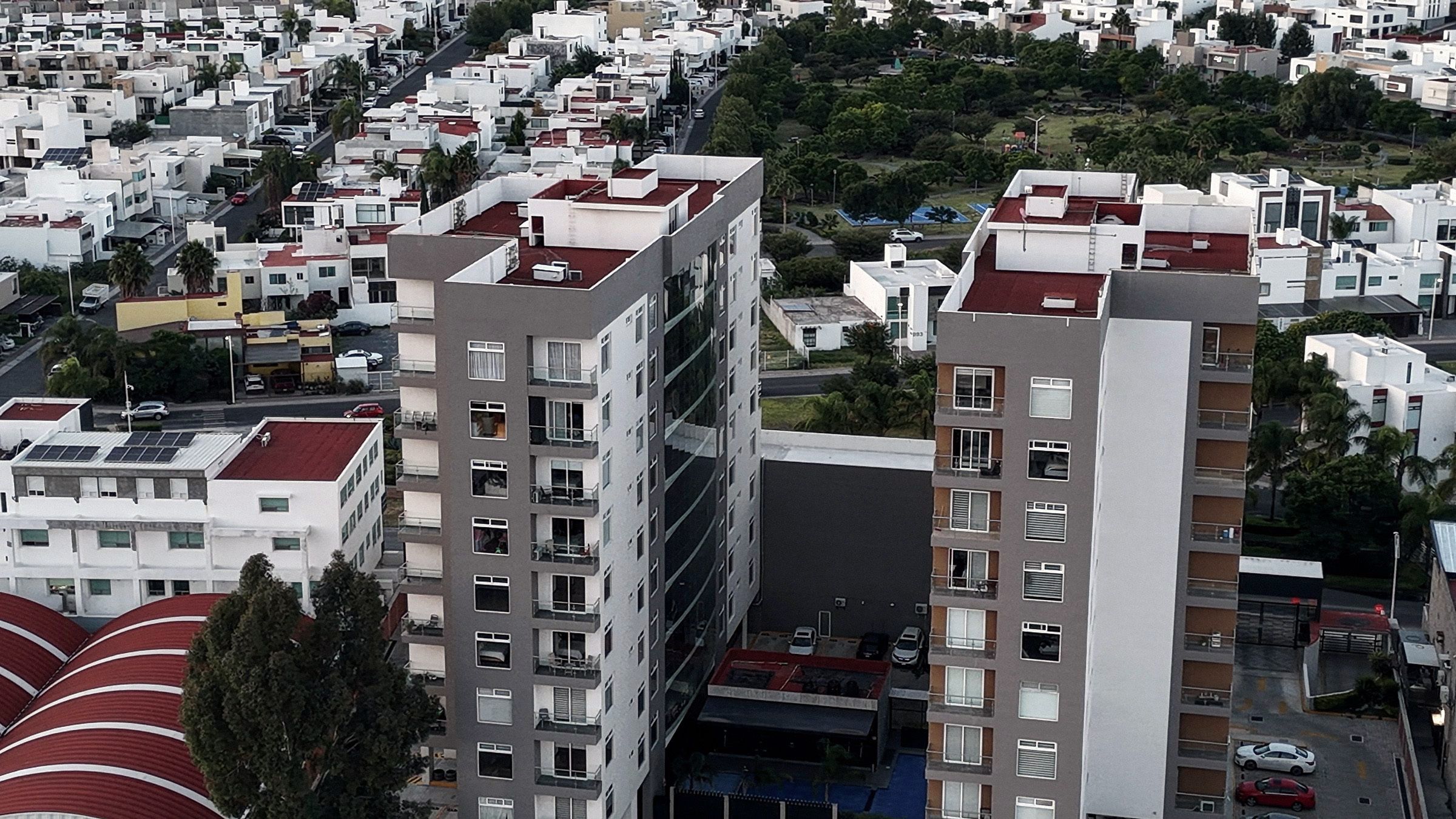 Las dos torres de frente, con el patio entre ellas