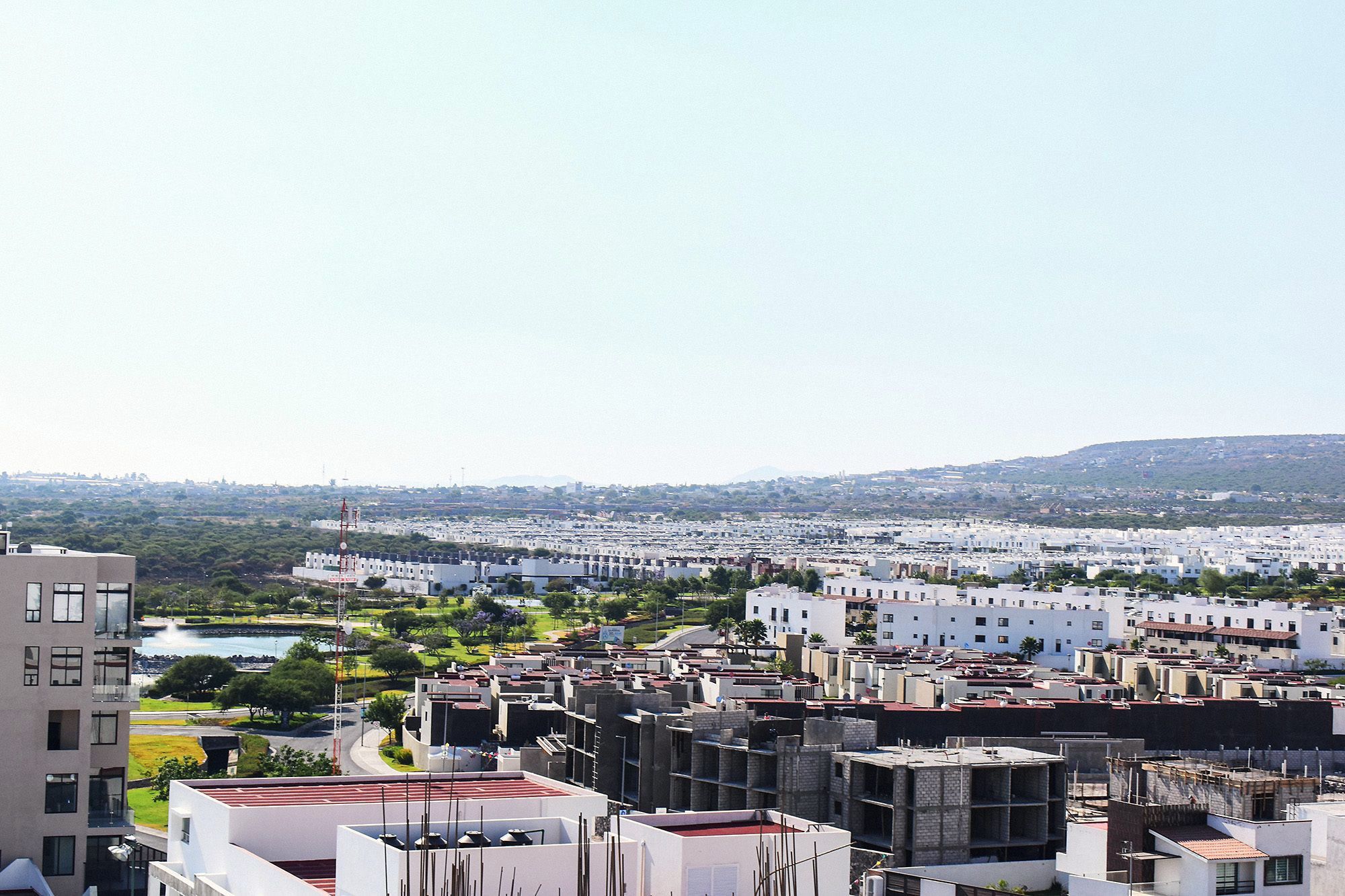 Vista hacia el valle y el lago desde lo alto de la obra