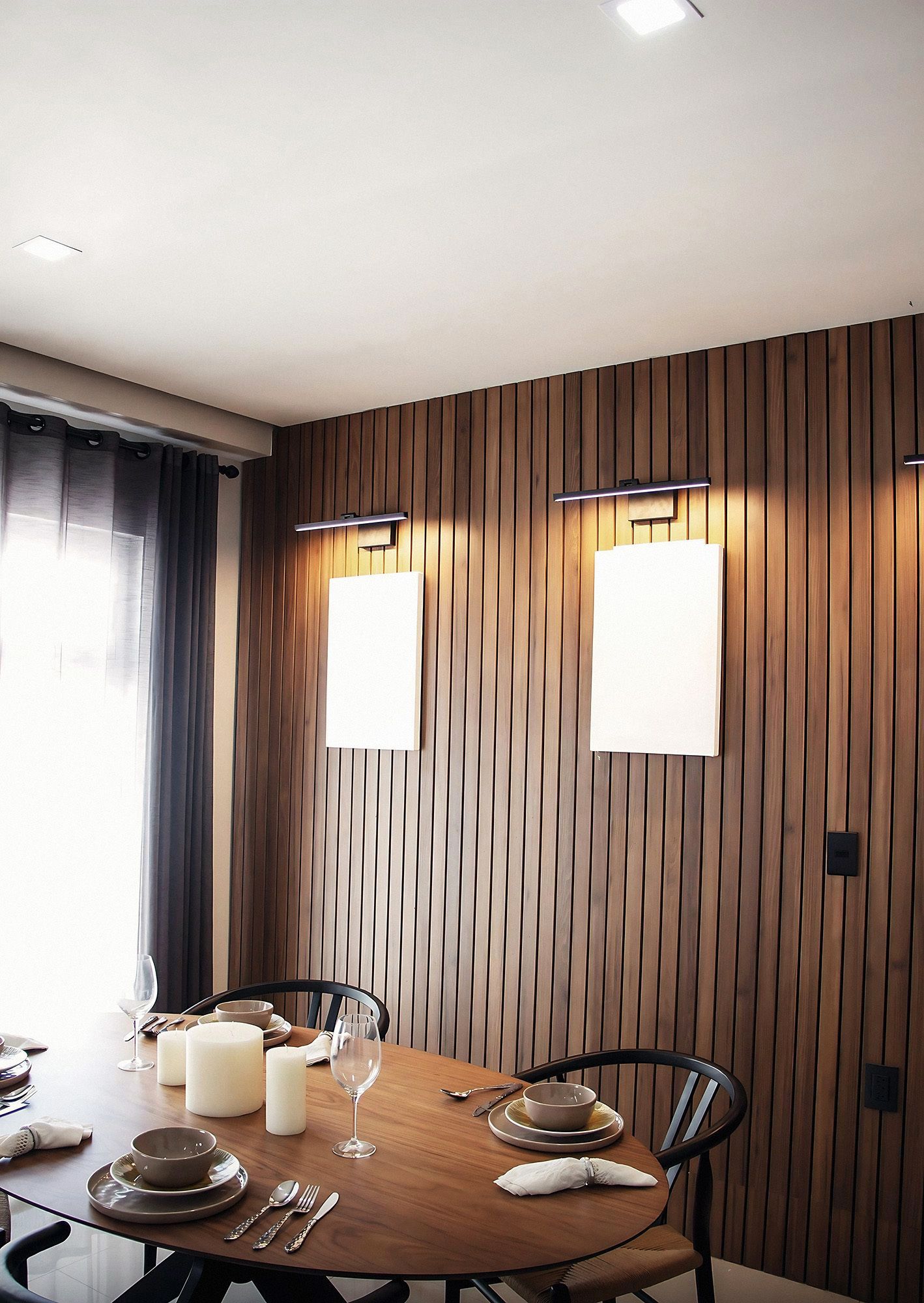 Mesa puesta junto al muro de madera, modelo Mozart