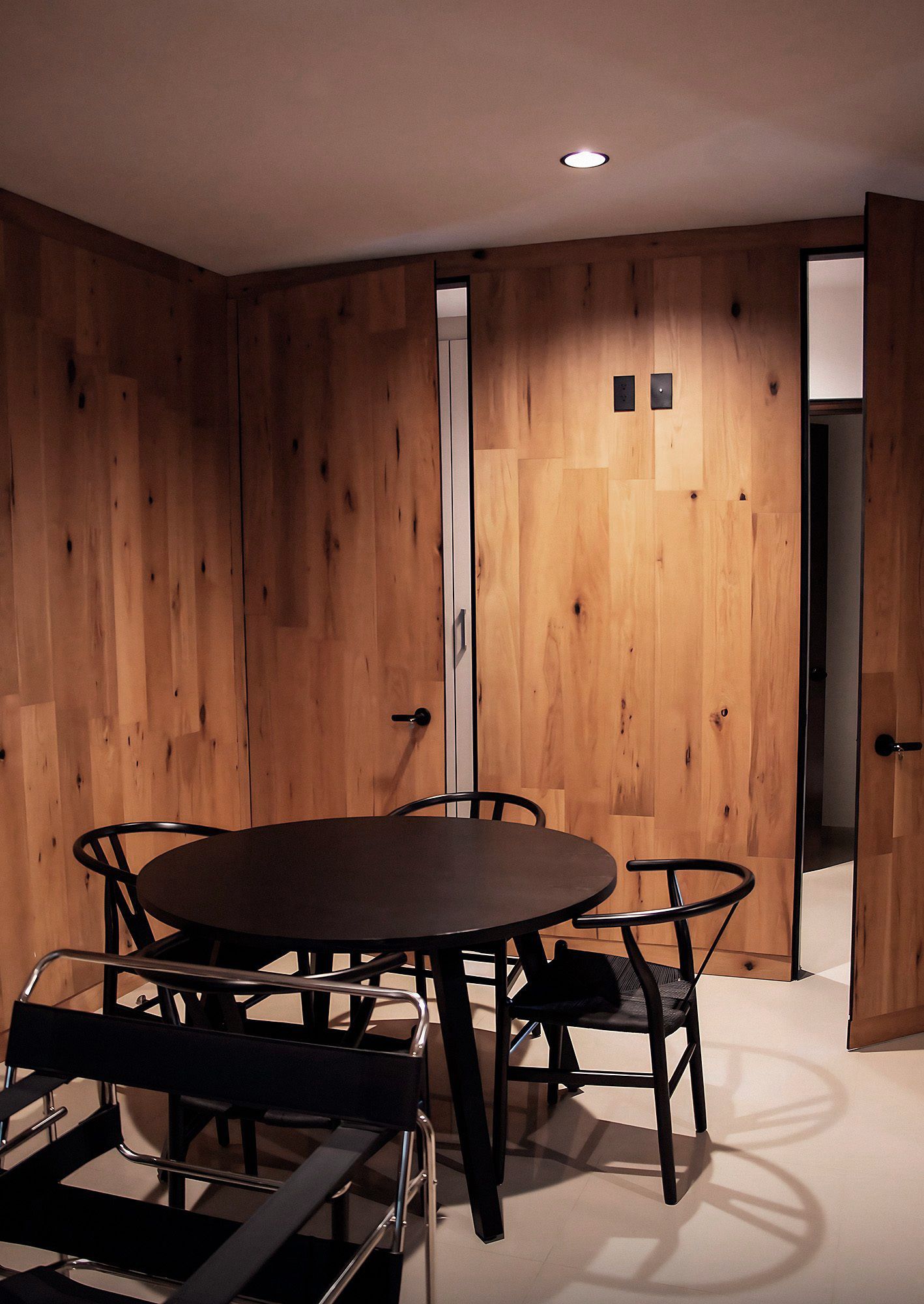 Comedor con muro de madera, modelo Bach