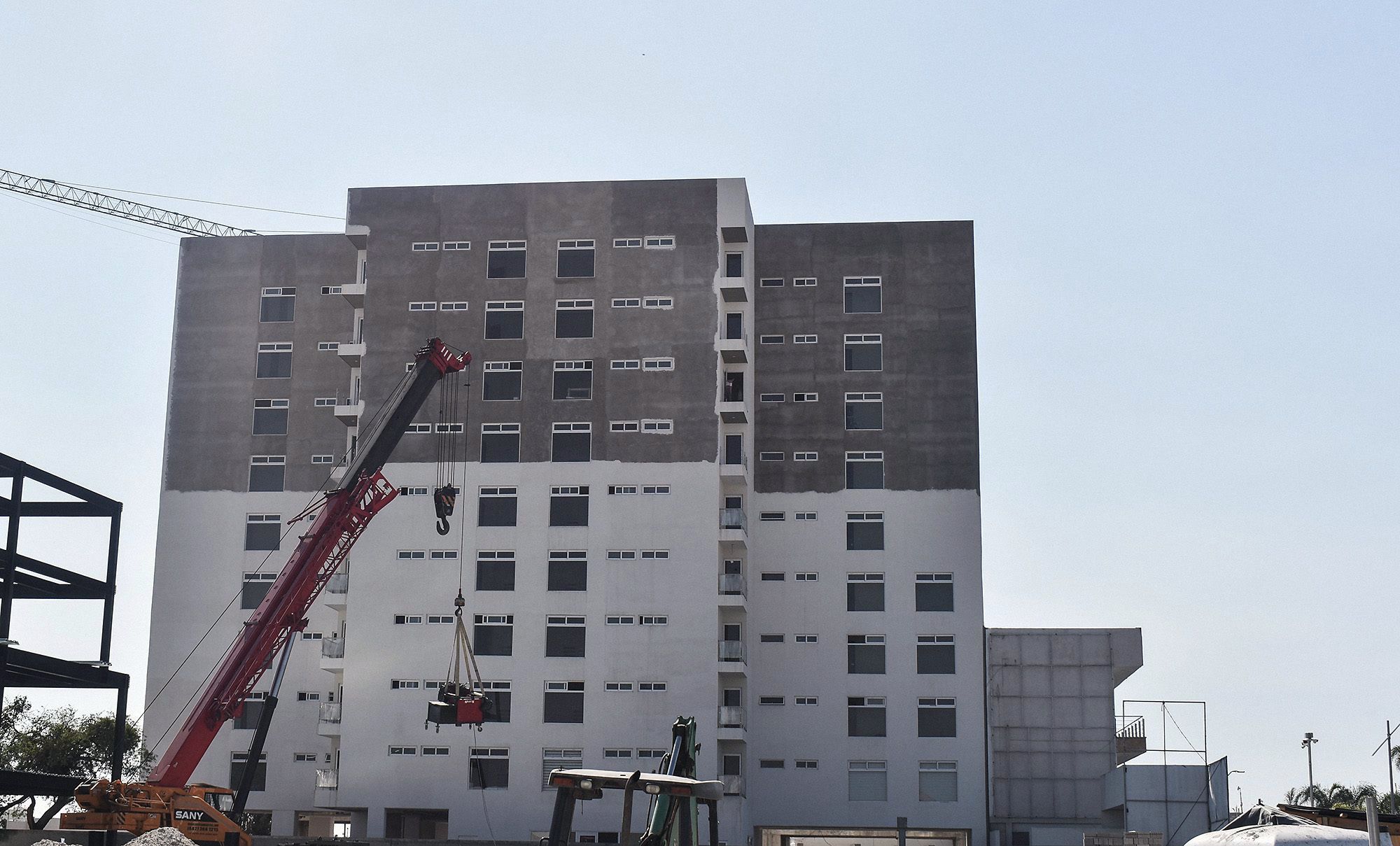 La torre en obra, con la grúa y el aplanado a medias