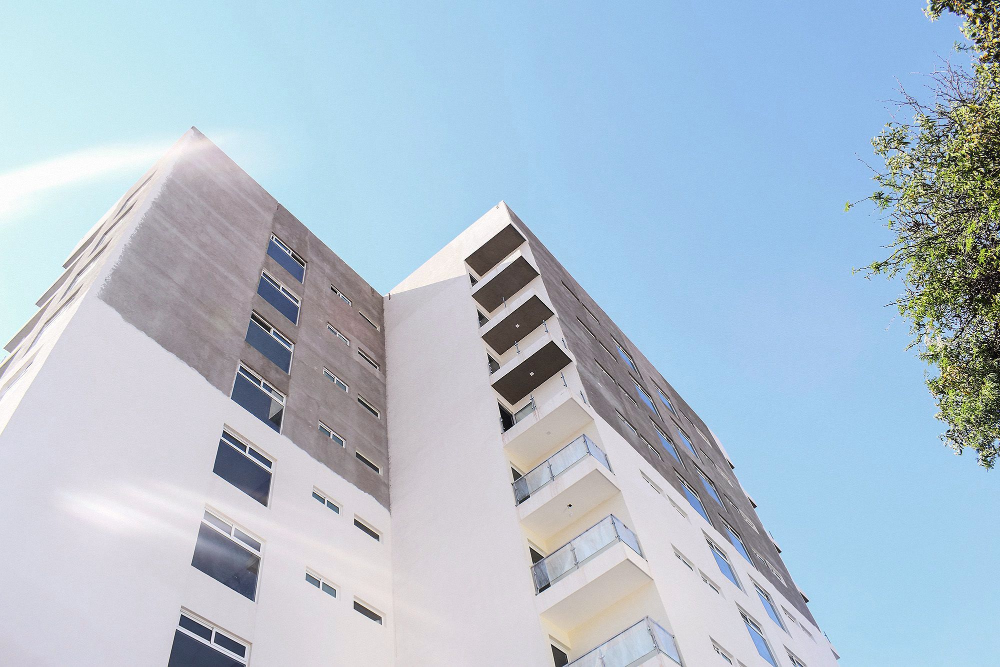La torre vista desde su base, ya con balcones