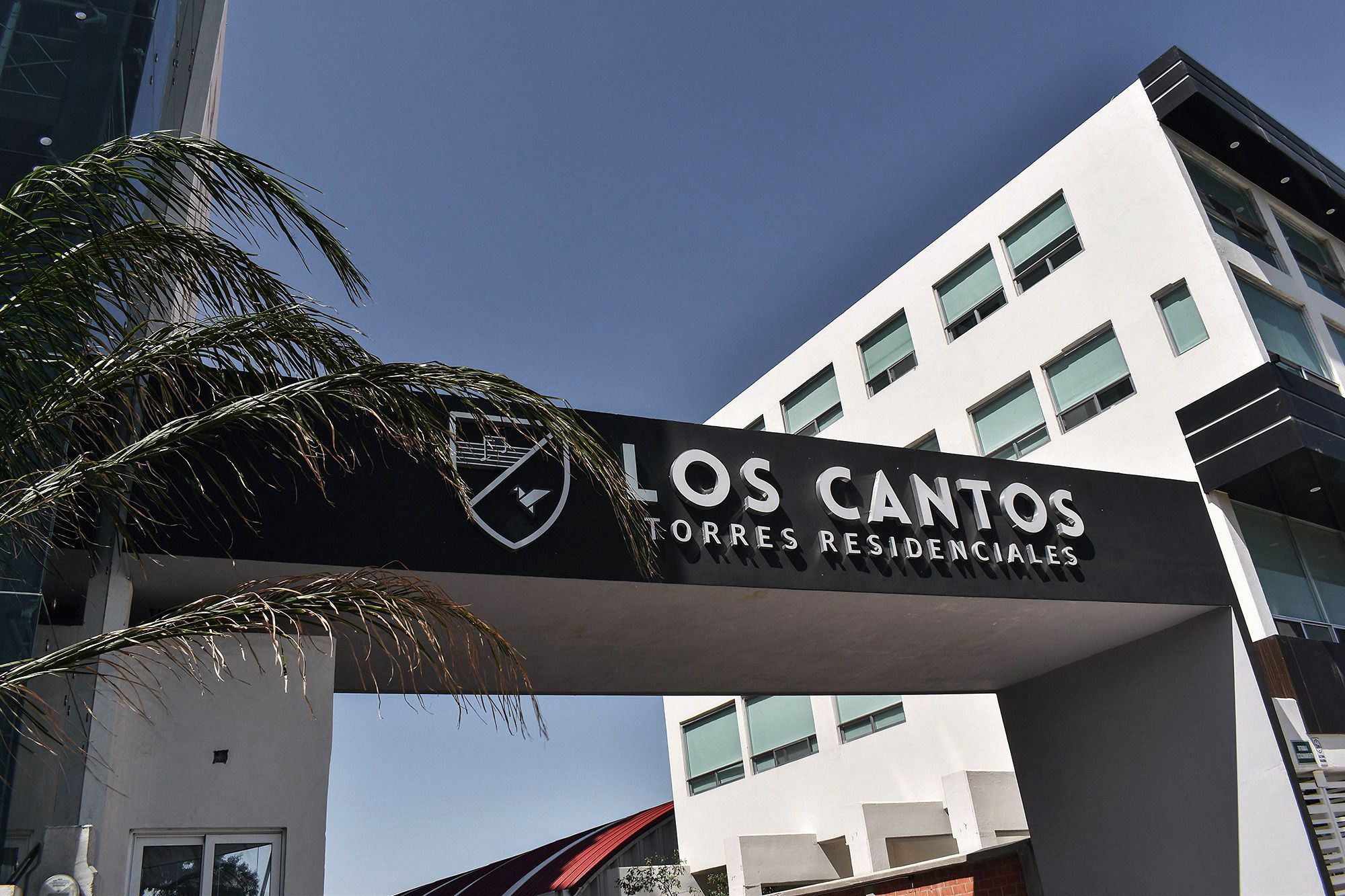El pórtico de acceso con el nombre del conjunto