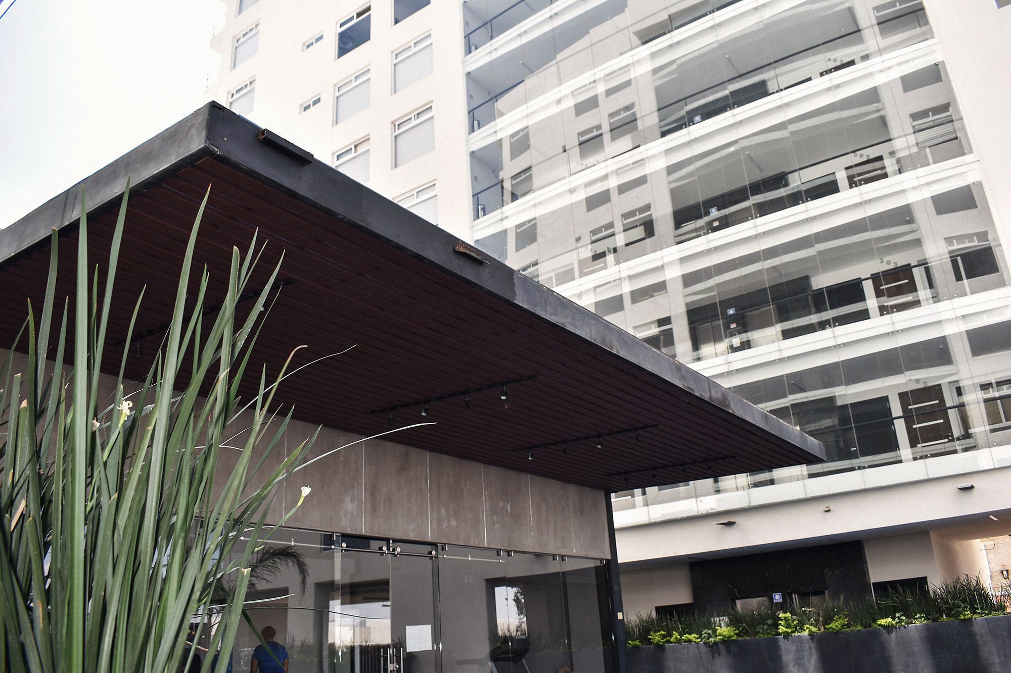 La pérgola del acceso con las torres detrás