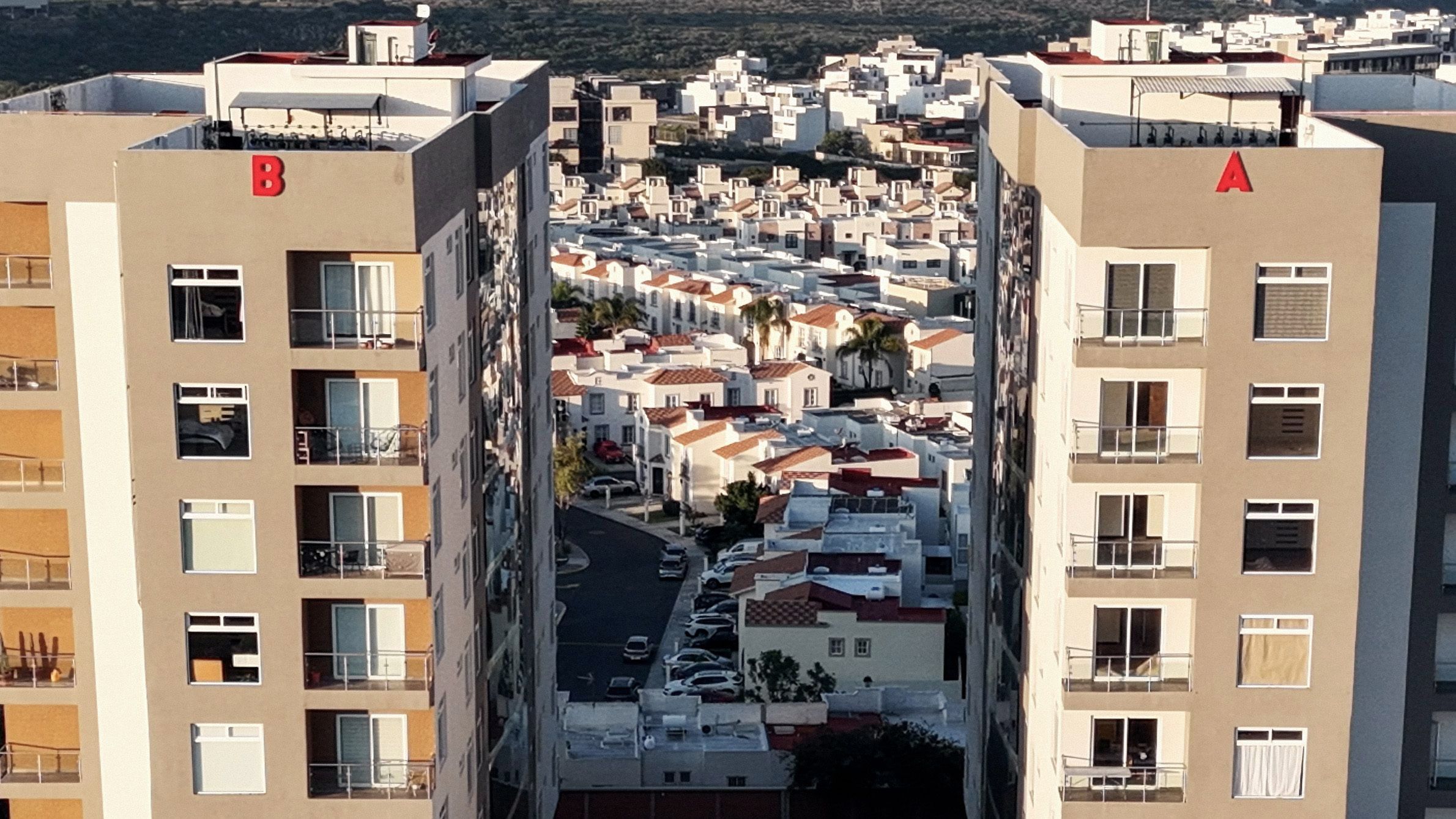 Las torres A y B de Los Cantos con El Refugio entre ellas