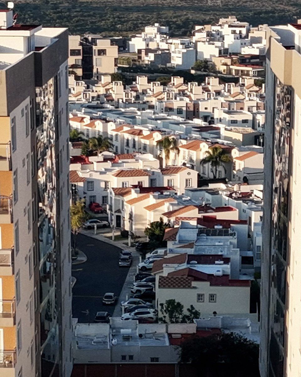 Las dos torres de Los Cantos desde el dron