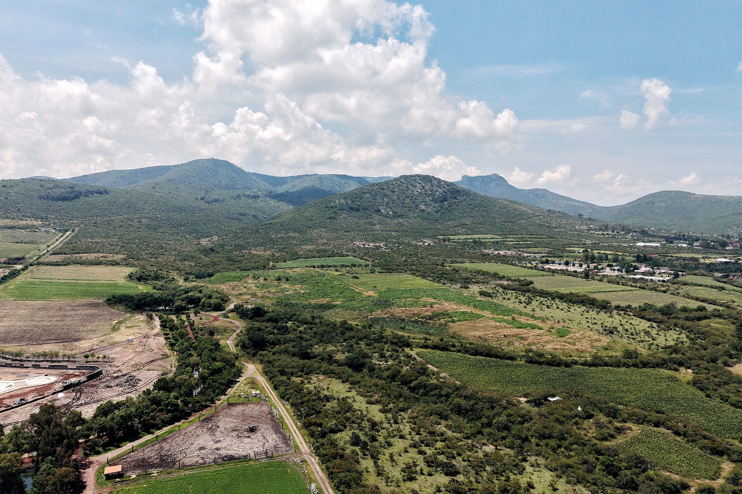 La sierra vista desde el predio